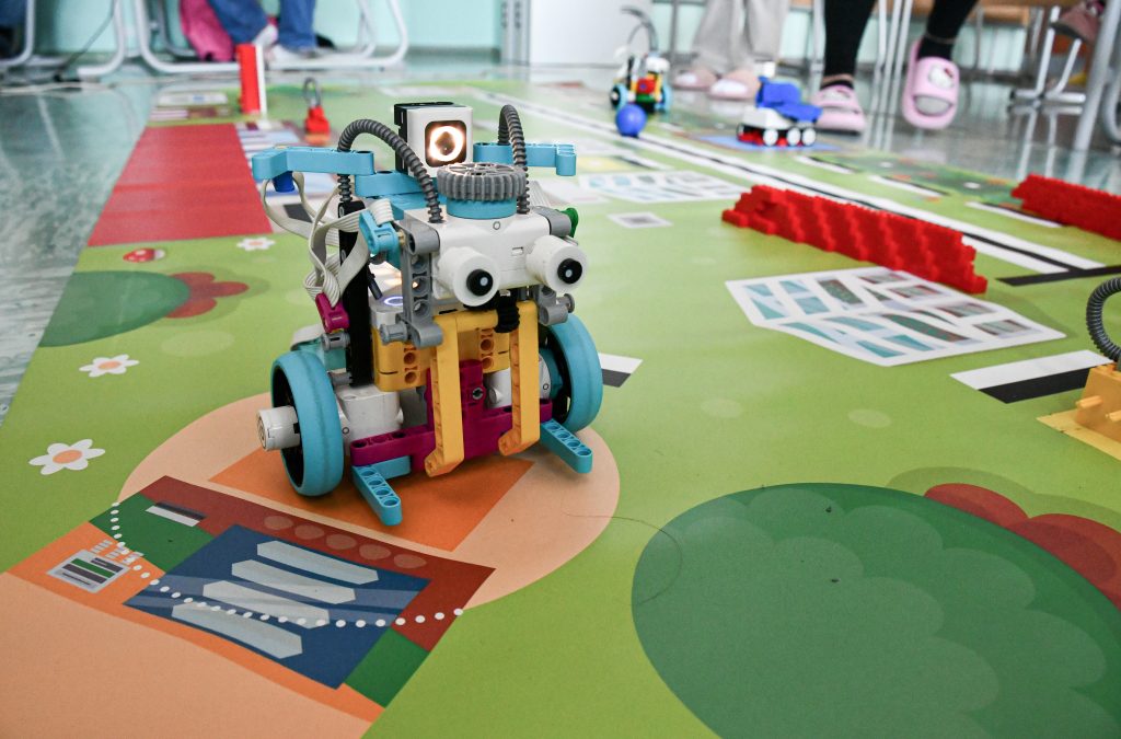 Tehniški dan: Sestavimo robotka (6. razred)